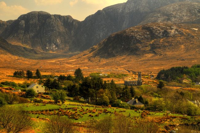 Обои картинки фото природа, пейзажи, дома, церковь, деревья, поля, поселение, горы