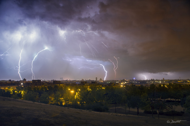 Обои картинки фото природа, молния,  гроза, гроза, город, тучи