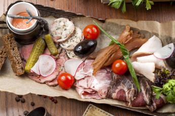 Картинка еда разное огурец бастурма закуска соус оливки помидор мясо томаты
