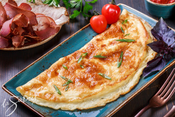 Картинка еда Яичные+блюда зелень сосиски помидоры омлет томаты