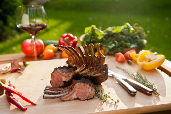 Картинка еда мясные+блюда каре ягненка помидоры мясо овощи перец вино