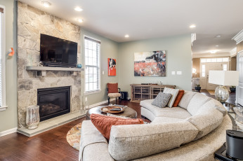 Картинка интерьер гостиная подушки камин дизайн диван