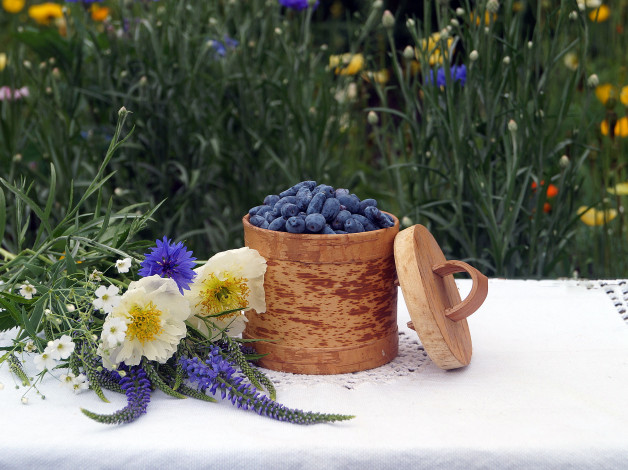 Обои картинки фото еда, натюрморт, жимолость, цветы, лето, конкурс, букет, вкусно