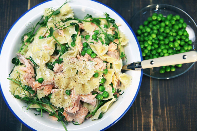 Обои картинки фото еда, макаронные блюда, паста, горох, бантики