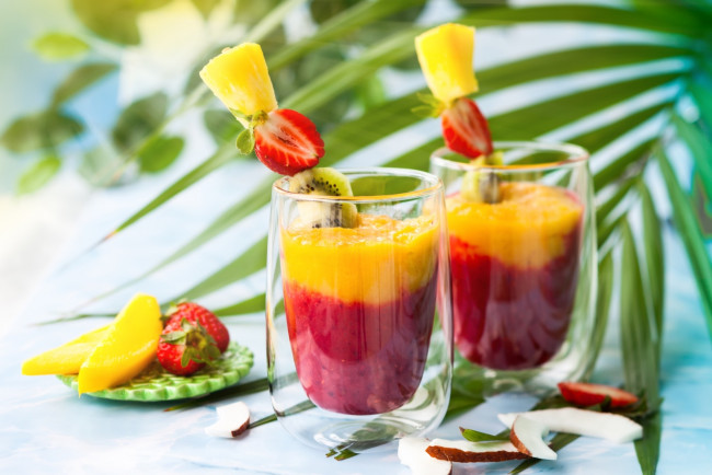 Обои картинки фото еда, мороженое,  десерты, смузи, манго, клубника