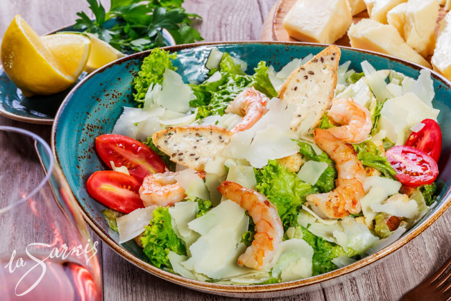 Обои картинки фото еда, салаты,  закуски, креветки, салат, помидоры