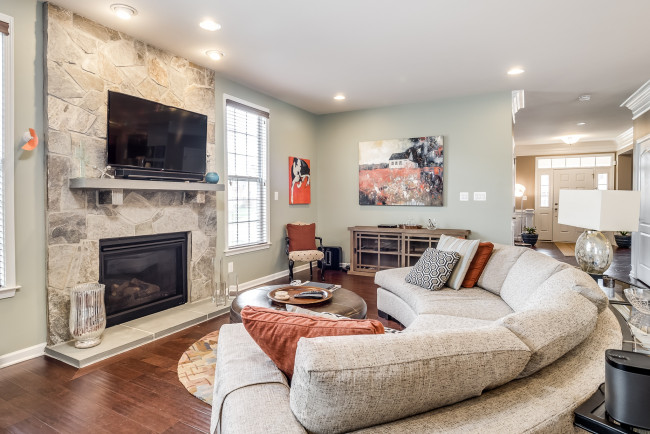 Обои картинки фото интерьер, гостиная, подушки, камин, дизайн, диван