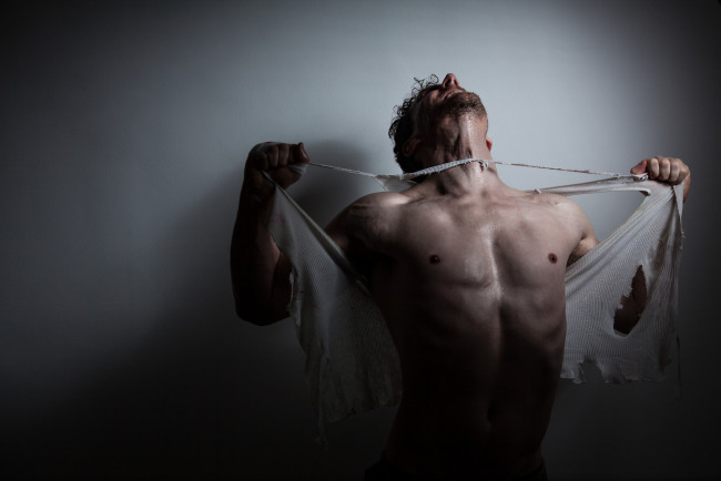 Обои картинки фото мужчины, - unsort, гнев, рвет, мужчина, тело, майка