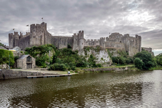 Обои картинки фото pembroke castle,  pembrokeshire,  wales, города, замки англии, wales, pembrokeshire, pembroke, castle