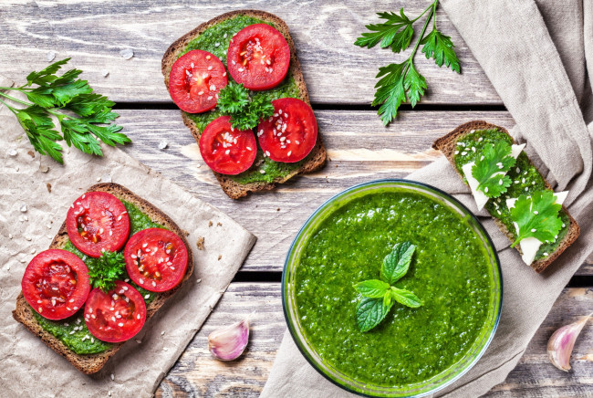 Обои картинки фото еда, бутерброды,  гамбургеры,  канапе, бутерброд, помидор, соус, базилик, песто, томаты