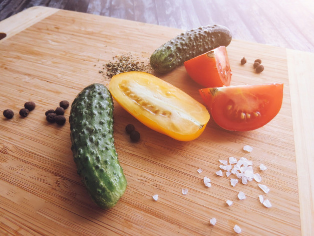 Обои картинки фото натюрморт, еда, овощи, соль, доска, помидор, огурец, томаты