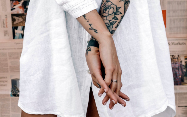 Обои картинки фото разное, руки,  ноги, тату, жест