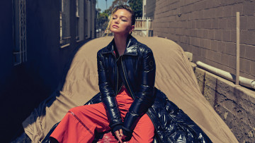 Картинка девушки olivia+holt olivia holt актриса 2021 девушка куртка машина проулок