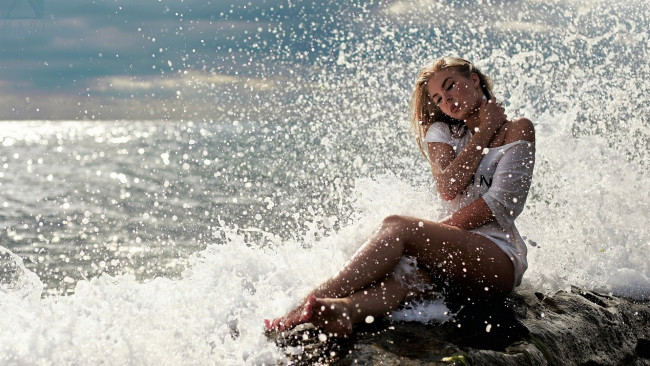 Обои картинки фото девушки, - блондинки,  светловолосые, блондинка, вода, брызги