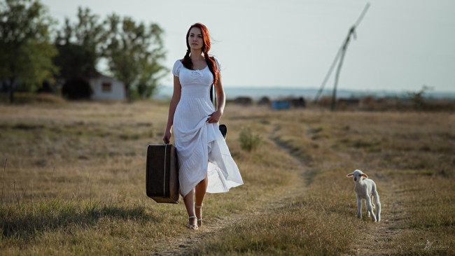 Обои картинки фото девушки, - рыжеволосые и разноцветные, тропинка, белое, платье, чемодан, козочка