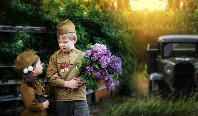 Обои картинки фото разное, дети, девочка, мальчик, форма, цветы, машина