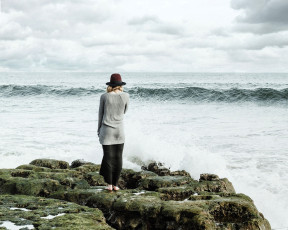 Картинка девушки -+блондинки +светловолосые блондинка шляпа кофта юбка море камни