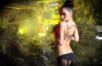 Картинка девушки eugenia+diordiychuk+ jenya+d +katie+fay брюнетка тату колготки гараж мотоциклы