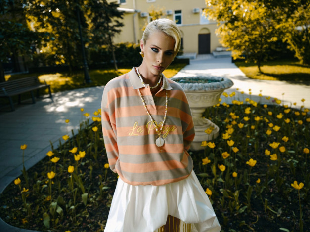 Обои картинки фото сексуальная девушка, девушки, - блондинки,  светловолосые, девушка, женщина, блондинка, светловолосая, сексуальная, модель, звезда, позирует, разная, обувь, верхняя, стильная, одежда, нижнее, эротическое, бельё, трусы, лифчик, колготки, чулки, аксессуары, макияж, и, множество, элементов, на, фотографии