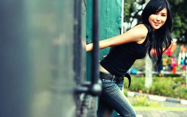 Обои картинки фото девушки, - брюнетки,  шатенки, брюнетка, топ, джинсы, стена, парк