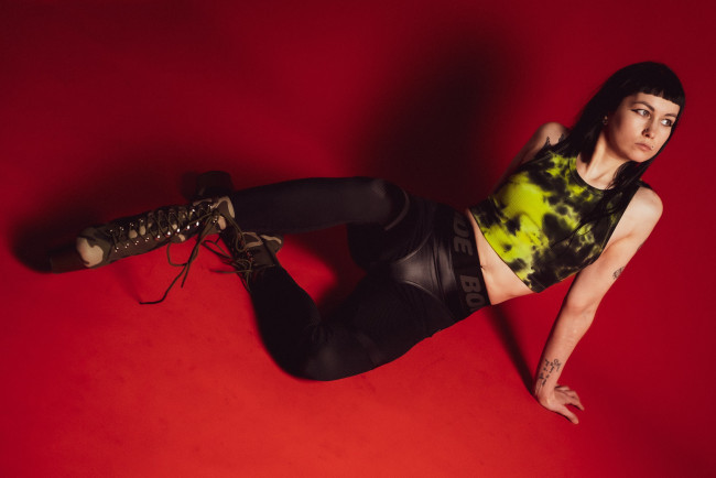 Обои картинки фото сексуальная девушка, девушки, - брюнетки,  шатенки, девушка, женщина, брюнетка, темноволосая, сексуальная, модель, звезда, позирует, разная, обувь, верхняя, стильная, одежда, нижнее, эротическое, бельё, трусы, лифчик, колготки, чулки, аксессуары, макияж, и, множество, элементов, на, фотографии