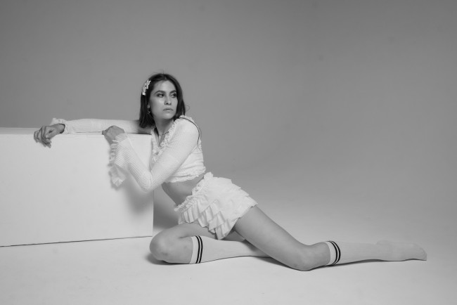 Обои картинки фото сексуальная девушка, девушки, - черно-белые, девушка, женщина, брюнетка, темноволосая, сексуальная, модель, звезда, позирует, разная, обувь, верхняя, стильная, одежда, нижнее, эротическое, бельё, трусы, лифчик, колготки, чулки, аксессуары, макияж, и, множество, элементов, на, фотографии