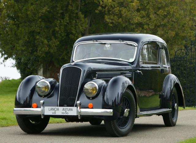 Обои картинки фото автомобили, классика, дорога, деревья, трава