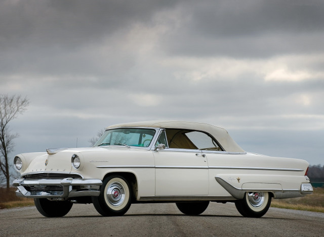 Обои картинки фото автомобили, lincoln, автомобиль, дорога, тучи, дерево