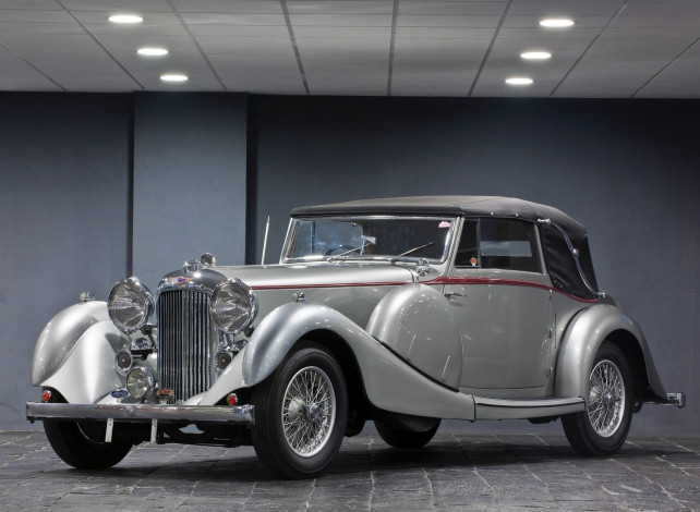 Обои картинки фото автомобили, классика, автомобиль, здание