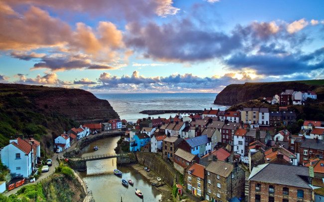 Обои картинки фото города, панорамы, здания, мост, река, море, staithes, england
