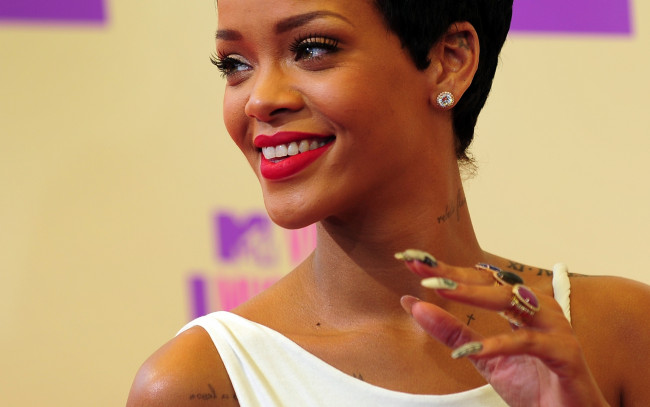 Обои картинки фото музыка, rihanna, тату, маникюр