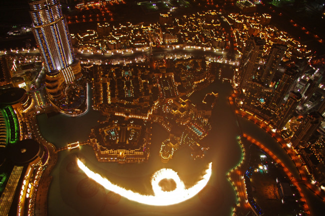 Обои картинки фото города, дубаи, оаэ, ночь, фонтан, башня, иллюминация, огни