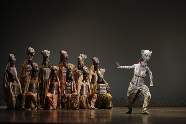 Обои картинки фото разное, маски, карнавальные, костюмы, сцена