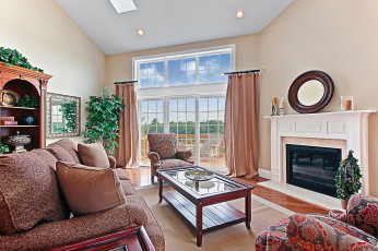 Картинка интерьер гостиная камин диван столик