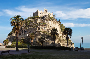 Картинка tropea italy города улицы площади набережные пальмы площадь гора дворец