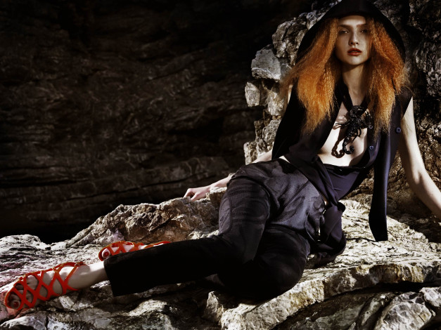 Обои картинки фото Nataliya Piro, natalia, , девушки, , рыжая, камни, пещера, капюшон