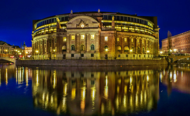 Обои картинки фото sveriges, riksdag, города, стокгольм, швеция, город, река, ночь, огни, парламент