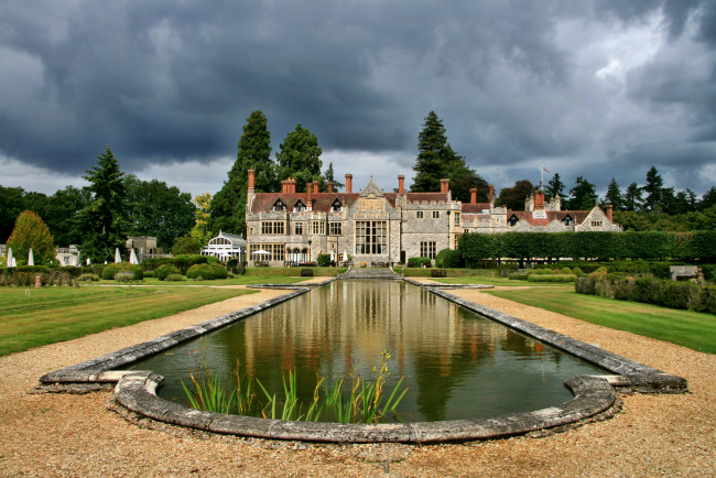 Обои картинки фото англия, брокенхерст, города, дворцы, замки, крепости, парк, пруд, лужайка, замок