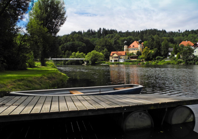 Обои картинки фото германия, бавария, регенштауф, города, пейзажи, дома, река, растения, причал, лодка