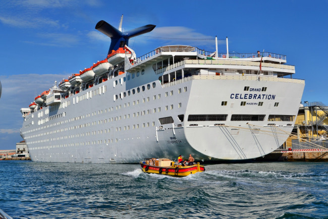 Обои картинки фото grand celebration, корабли, лайнеры, венеция, порт, причал, лайнер