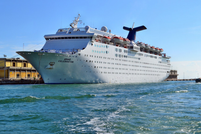 Обои картинки фото grand celebration, корабли, лайнеры, венеция, порт, причал, лайнер