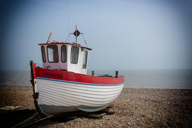 Обои картинки фото корабли, баркасы ,  буксиры, пляж, океан