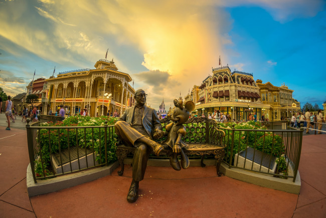 Обои картинки фото города, диснейленд, парк, скульптура, скамейка