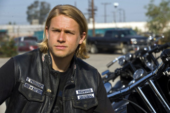 Картинка charlie+hunnam мужчины надписи кожанка мотоцикл