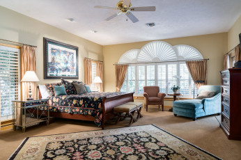 Картинка интерьер спальня картина окна подушки лампа кровать комод ковер дизайн кресло