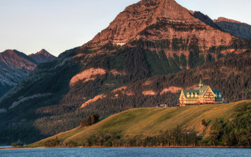 Картинка природа горы канада лес prince of wales hotel скалы озеро waterton lakes national park деревья alberta отель