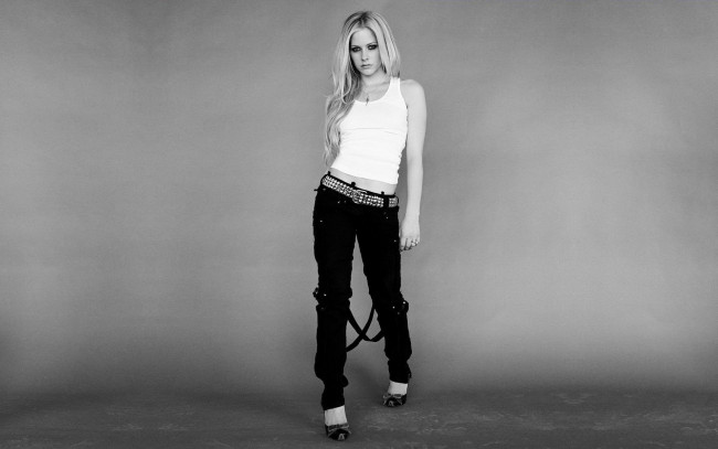 Обои картинки фото музыка, avril lavigne, черн-белая, певица, ремень, пояс, брюки, аврил, лавин, блондинка, майка
