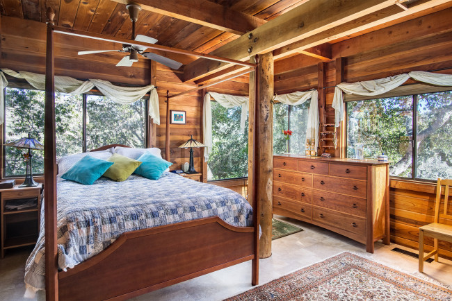 Обои картинки фото интерьер, спальня, дерево, подушки, кровать, дизайн, комод