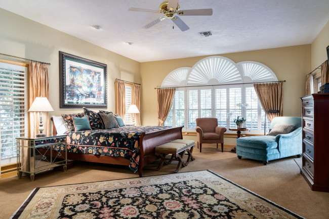 Обои картинки фото интерьер, спальня, картина, окна, подушки, лампа, кровать, комод, ковер, дизайн, кресло