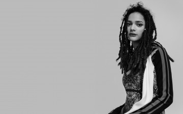 Картинка девушки sasha+lane черно-белая актриса дреды